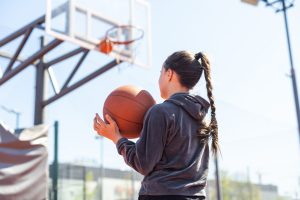 Junge Basketballspielerin durch Rolfing geheilt