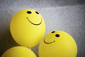 gelbe Luftballons mit einem Smiley Gesicht